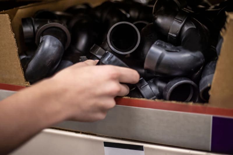 黒色プラスチック製エルボ管継手1箱