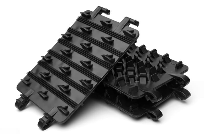 突出した構造の黒いプラスチック・トレイを積み重ねる