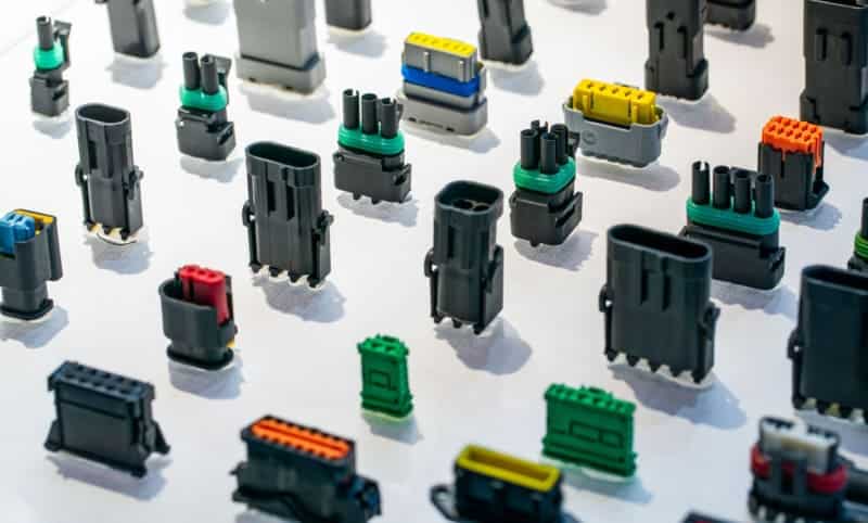 さまざまな色と形のプラスチック製コネクターの詰め合わせ