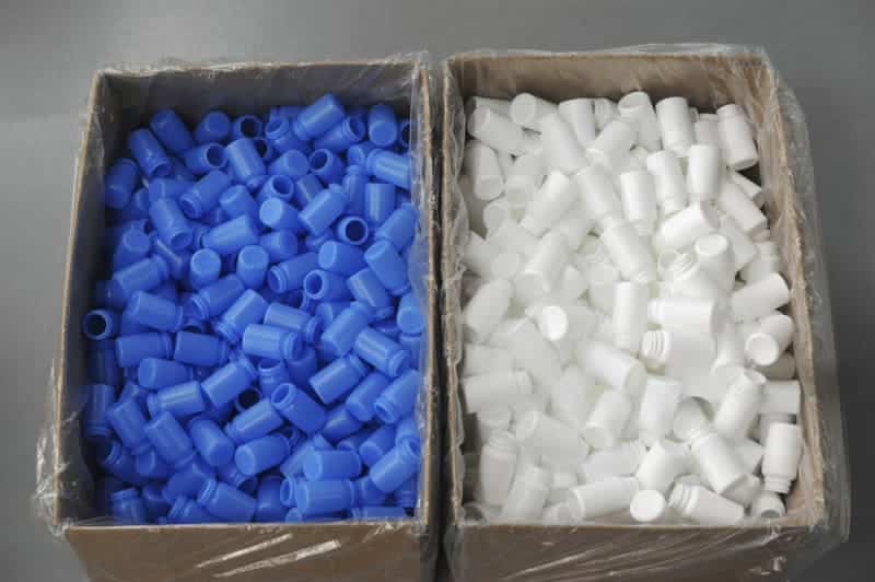 箱入りの青と白のプラスチックキャップ