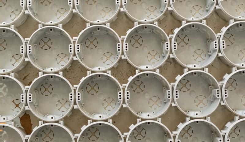 白い円形のプラスチック部品の列