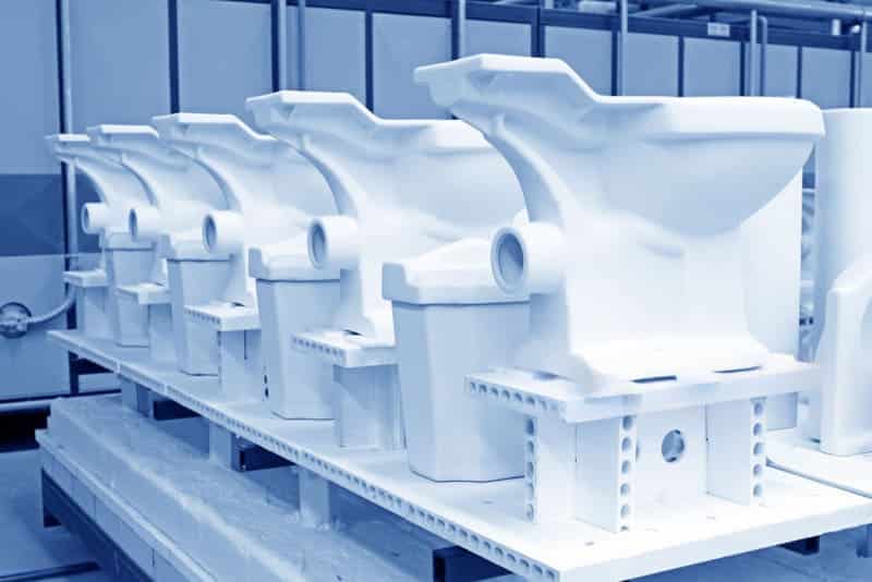 工場に並ぶ白いトイレ型