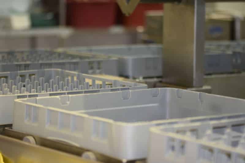 生産ラインで積み重ねられる工業用トレイ