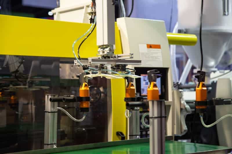 製造業における自動ロボットアーム