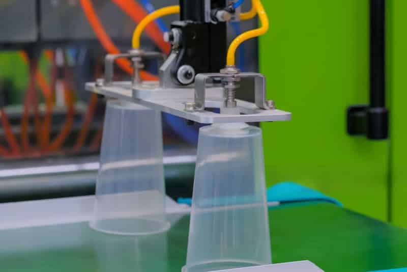 プラスチックカップを扱うロボットアーム