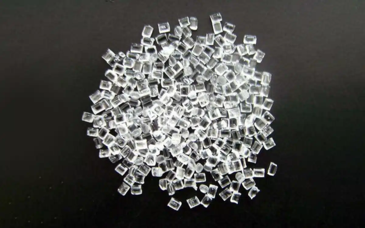 Bunker af gennemsigtige plastgranulater