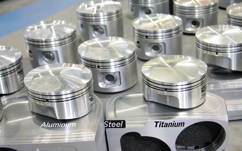 Vários pistões metálicos feitos de alumínio, aço e titânio