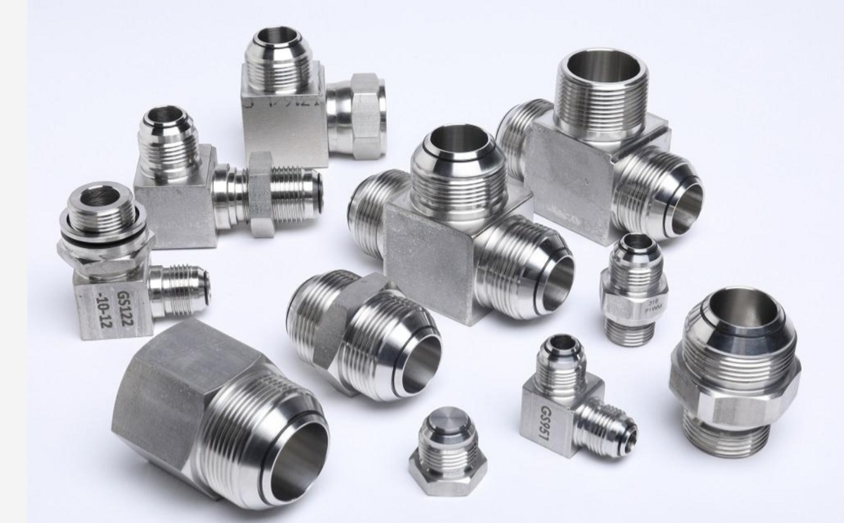 Forskellige præcisionsmetalkonnektorer arrangeret på en lys baggrund