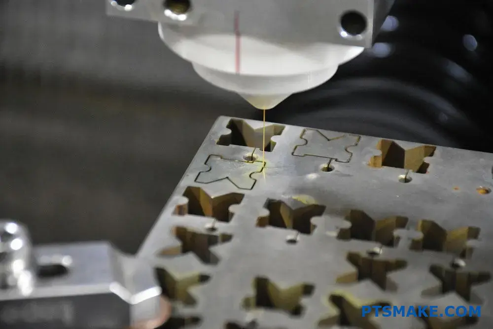 Nærbillede af CNC-bearbejdning med væskedispensering på et metalemne