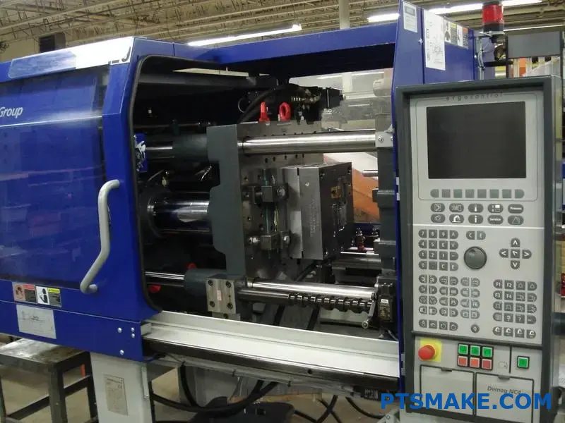 Sprøjtestøbemaskine med høj præcision og kontrolpanel