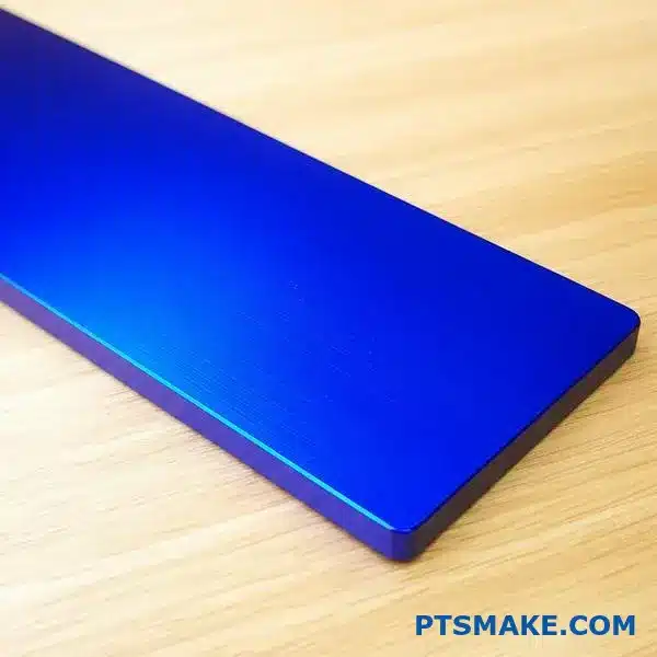 Modrý eloxovaný hliníkový plech s dekoratívnou odolnou povrchovou úpravou ležiaci na pracovnom stole