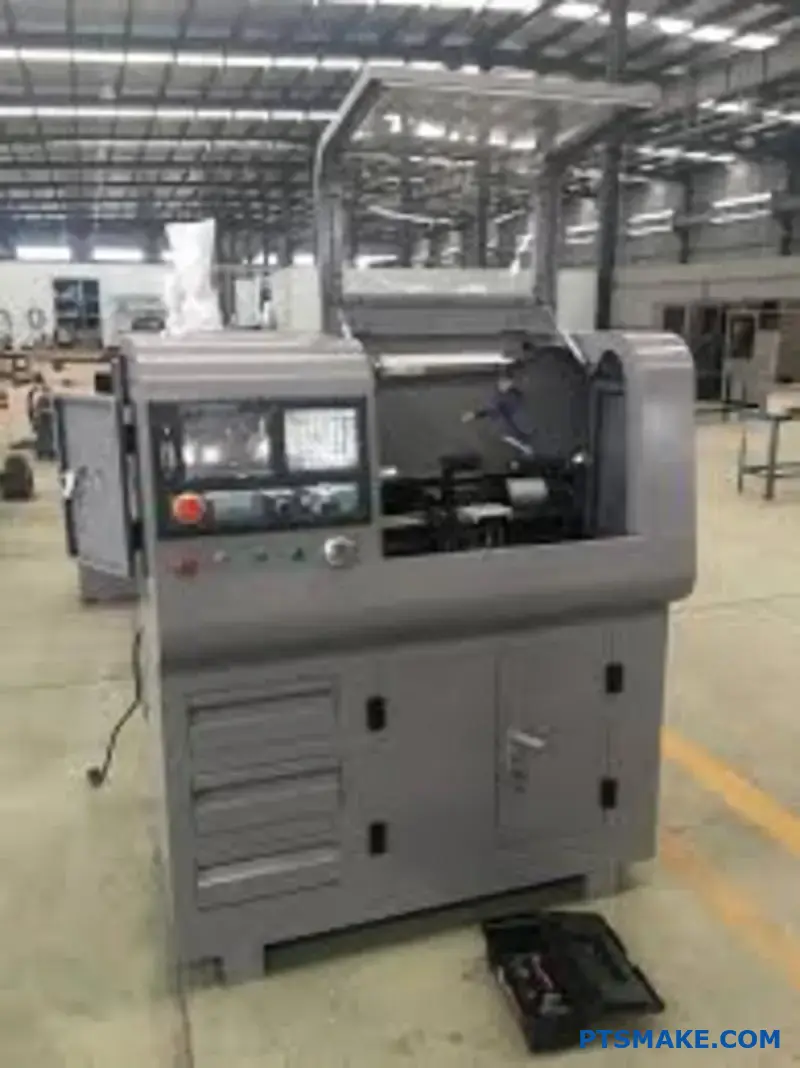 Kompakt CNC-fräsmaskin för precisionstillverkning av små detaljer med verktygstillbehör på verkstadsbord