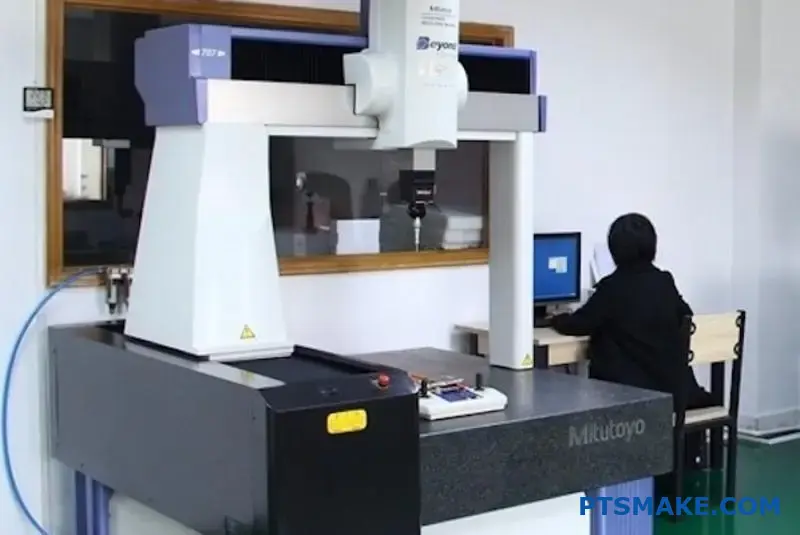 Kvalitetskontrollspecialist inspekterar cnc-bearbetade komponenter med precisionsmätverktyg på arbetsbänk