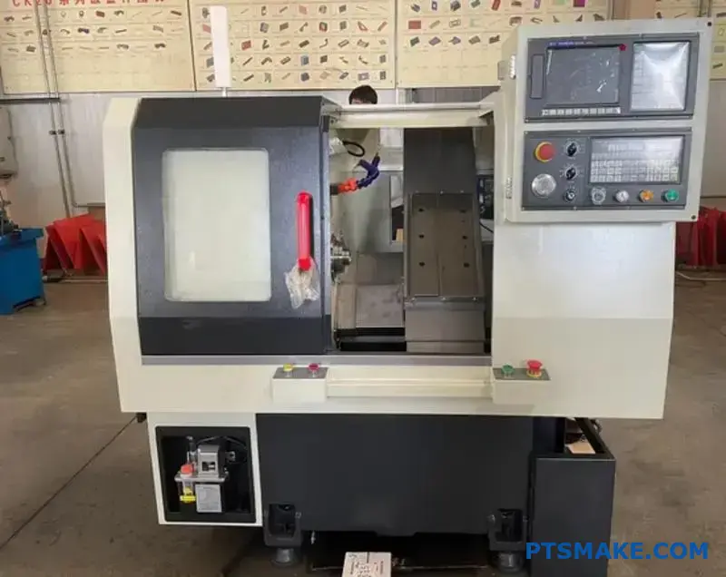 Uppställning för CNC-bearbetning med precision som visar kompakt fräsmaskin med aluminiumkomponenter och skärverktyg på verkstadsbord