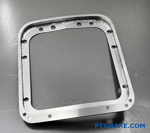 Widok z bliska ramy okna samolotu pokazujący koncentrację naprężeń metalu i wzorce rozwoju pęknięć zmęczeniowych