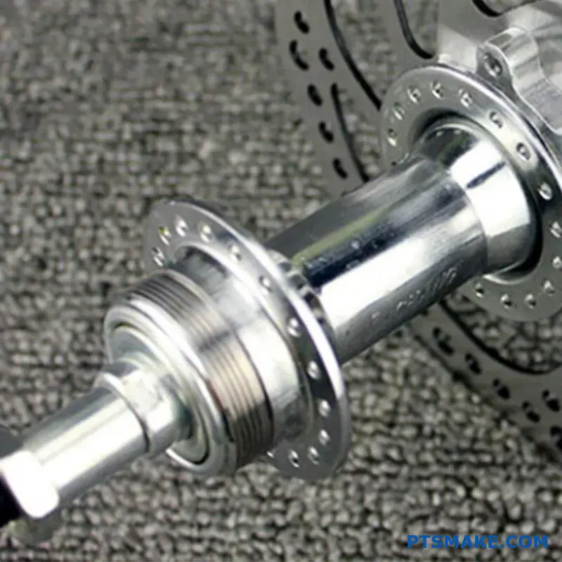 Widok przekroju poprzecznego stalowego wału z połączeniem wciskowym do aluminiowej piasty pokazujący ścisłe dopasowanie ciśnieniowe między różnymi metalami