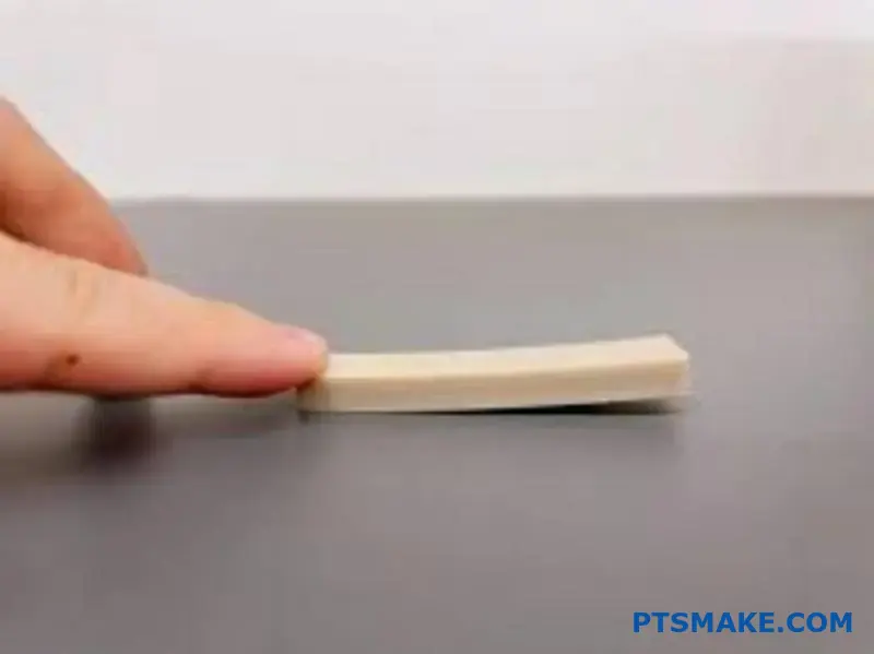 منظر عن قرب لكتلة بلاستيك PEEK البلاستيكية التي تظهر آثار الإجهاد الداخلي قبل عملية التصنيع الدقيق