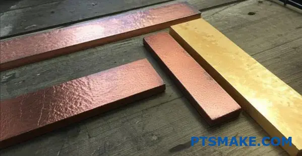 عينات مختلفة من سبائك النحاس المسبوكة تظهر ألوانًا وتشطيبات مختلفة لاختيار التصنيع