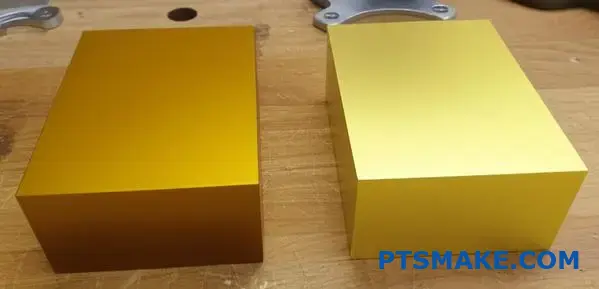 Vergleich zwischen einem goldeloxierten Aluminiumteil und einem vergoldeten Metallteil mit unterschiedlichen Oberflächenveredelungen und Goldfärbetechniken