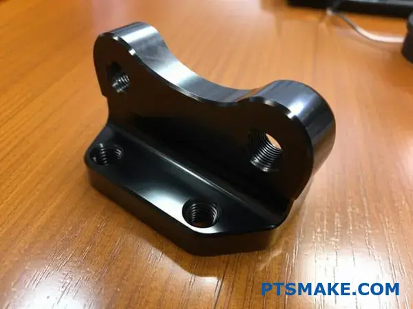 Staffa aerospaziale di precisione con cromatura nera che evidenzia un trattamento superficiale di livello militare e resistenza alla corrosione