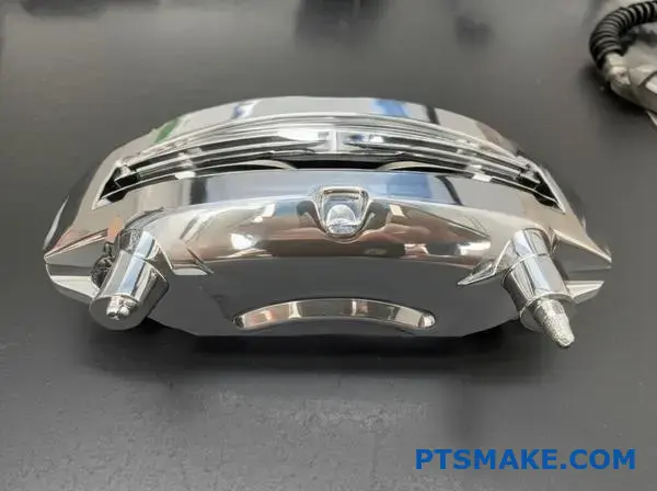 Vysoko presný chrómovaný hliníkový brzdový strmeň pre automobily s reflexnou kovovou povrchovou úpravou a presnosťou rozmerov