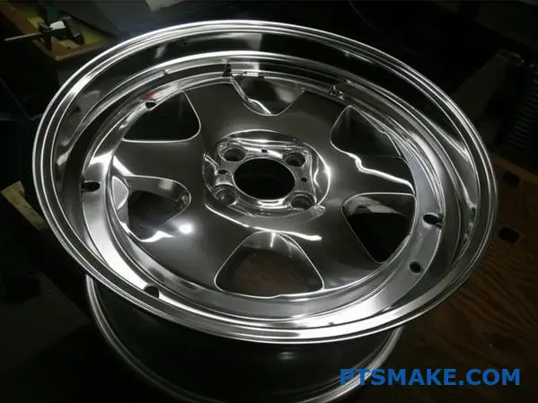 Vysoko leštený pochrómovaný hliníkový ráfik so zrkadlovou reflexnou povrchovou úpravou na pracovnom stole